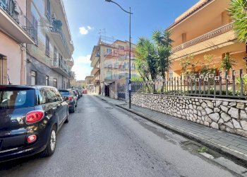 Edificio all\'aperto - Locale Commerciale Via Vincenzo La Rocca
 
16, Nola - foto 1