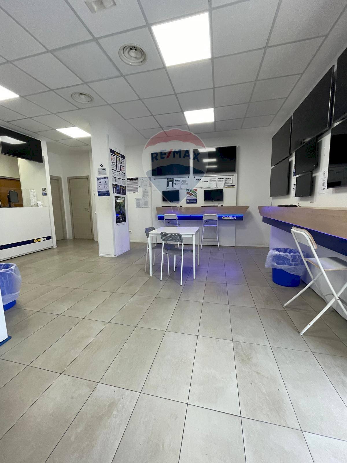 Non correlato - Locale Commerciale Viale Aldo Moro
 
85-87, Triggiano - foto 1