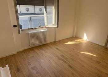 Camera da letto - Bilocale via FRATELLI PICARDI, 143, Sesto San Giovanni - foto 9