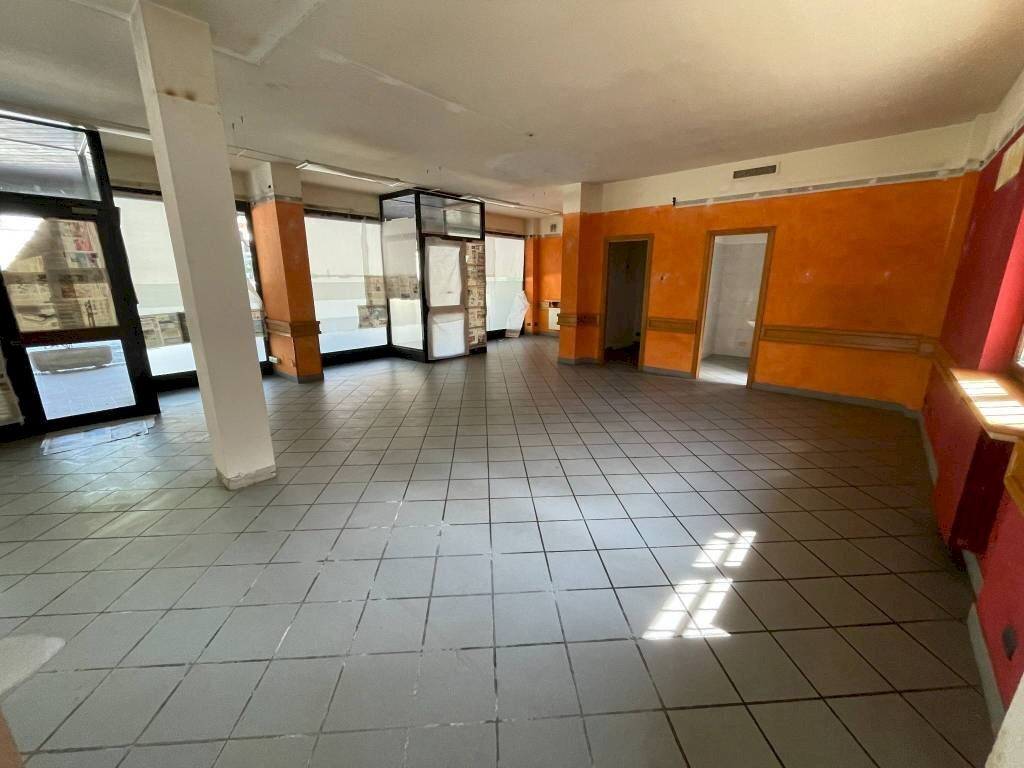 Interno non residenziale - Negozio via Davide Spada, 69, Moiola - foto 2