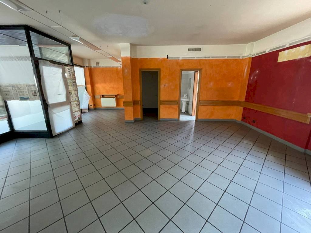 Interno non residenziale - Negozio via Davide Spada, 69, Moiola - foto 3