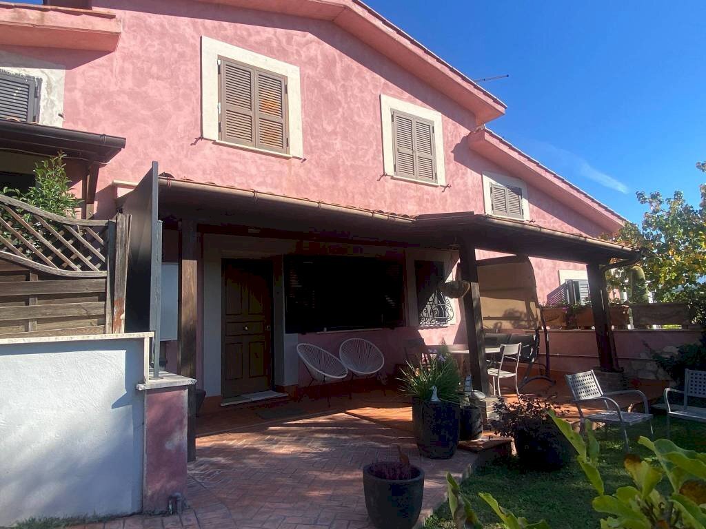 Giardino - Trilocale via Sant'Elena, Fara in Sabina - foto 1