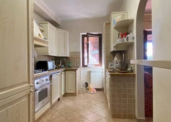 Cucina - Trilocale via Sant'Elena, Fara in Sabina - foto 7