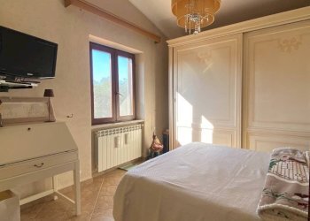 Camera da letto - Trilocale via Sant'Elena, Fara in Sabina - foto 12