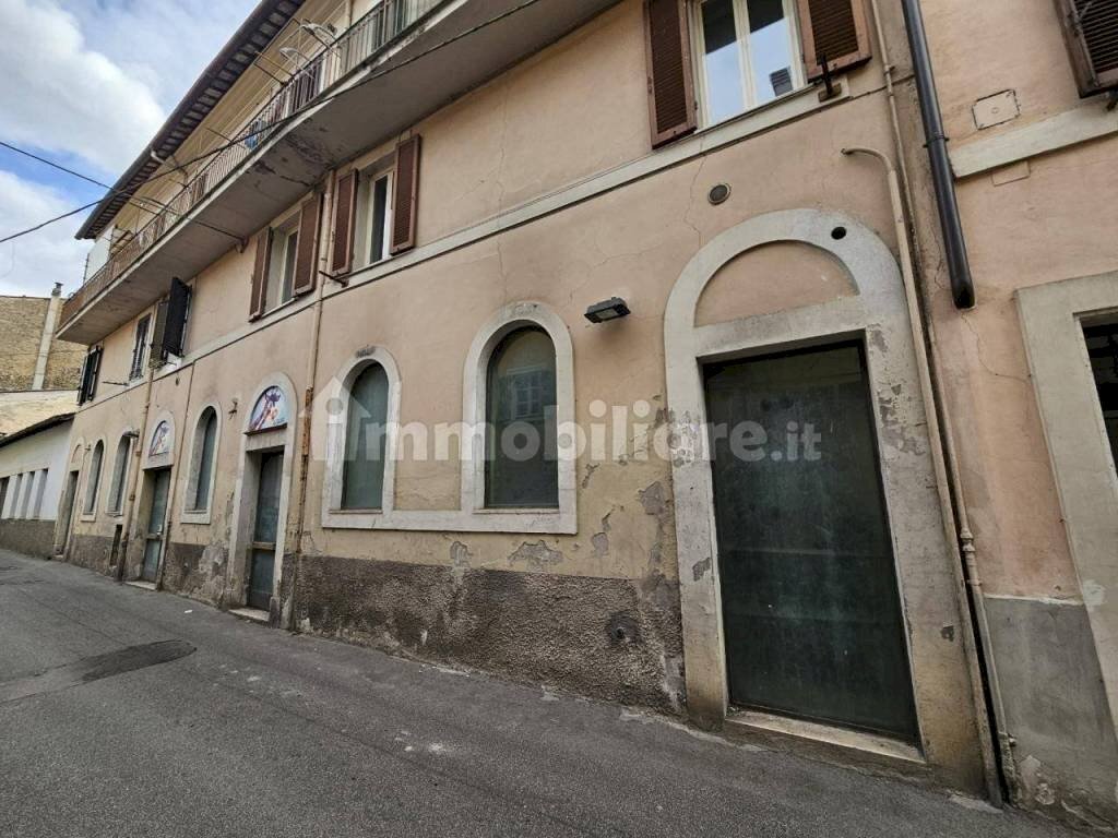 Facciata - Negozio via Terenzio Varrone, Rieti - foto 1