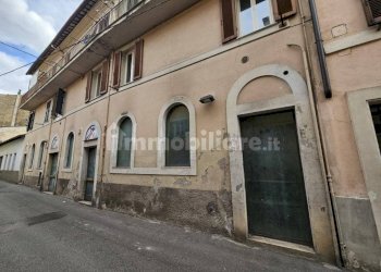Facciata - Negozio via Terenzio Varrone, Rieti - foto 1