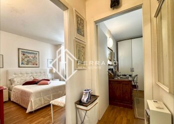 Corridoio - Three-room apartment corso Agostino Ricci, Savona (neighborhood Oltreletimbro) - photo 8