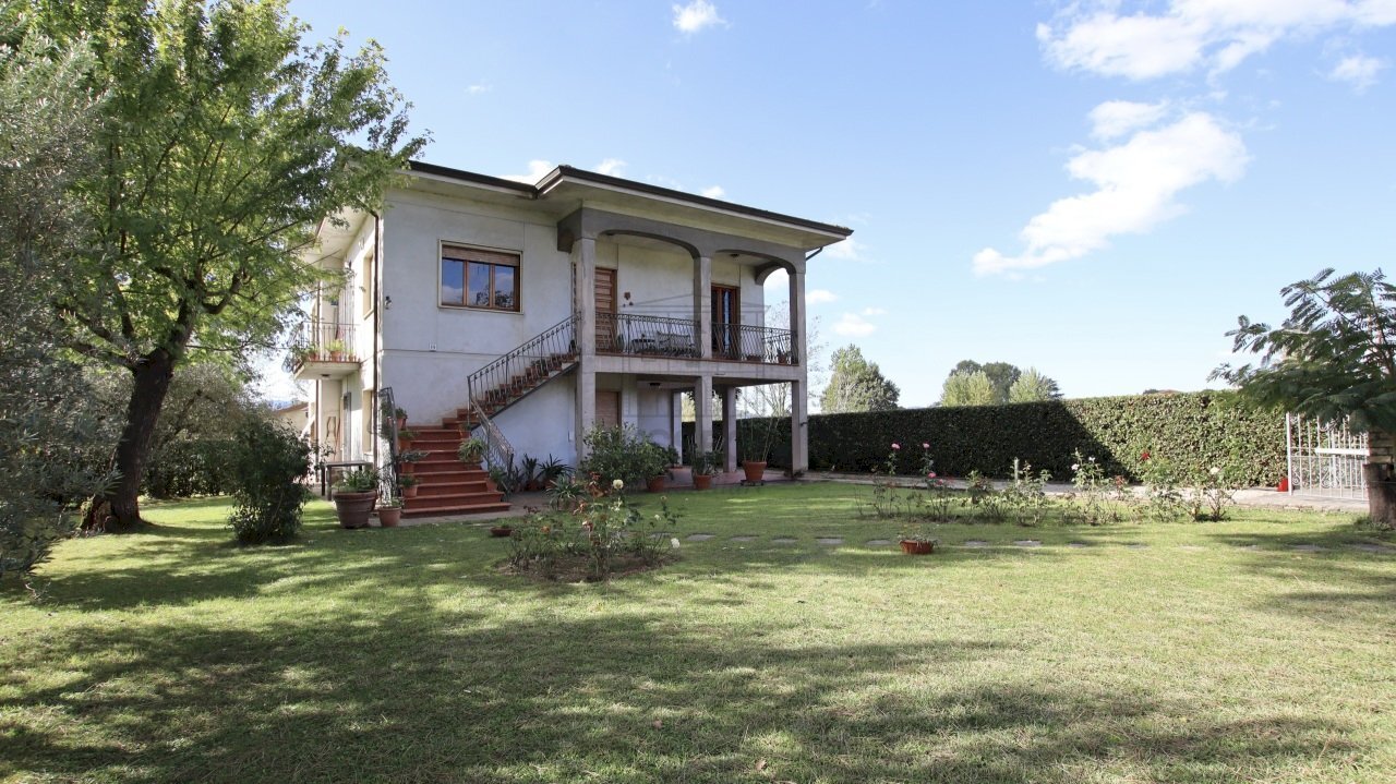 vendesi villetta con giardino privato capannoriIMG - Casa indipendente Via Vecchia Pesciatina in Gragnano, Lucca - foto 1