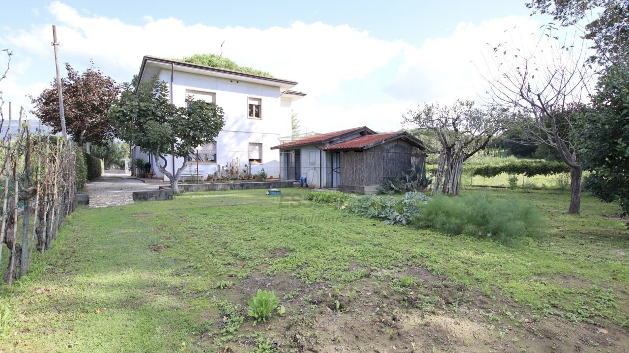vendesi villetta con giardino privato capannoriIMG - Casa indipendente Via Vecchia Pesciatina in Gragnano, Lucca - foto 3