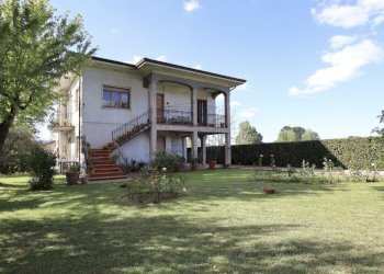 vendesi villetta con giardino privato capannoriIMG - Casa indipendente Via Vecchia Pesciatina in Gragnano, Lucca - foto 1