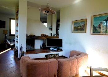 6 sala con camino.jpg - Appartamento Via Alcide de Gasperi, Scarperia e San Piero - foto 10