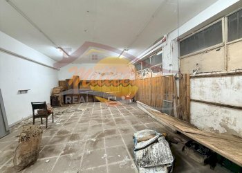 3dd731bf-a0c9-4bcd-a0e2-8df9e8f32394.jpeg - Locale Commerciale Viale Zecchino, Siracusa - foto 4