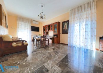 Soggiorno - Trilocale Via Cesare Pascarella 6, Taranto - foto 1