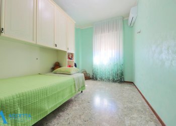 camera da letto - Trilocale Via Cesare Pascarella 6, Taranto - foto 9