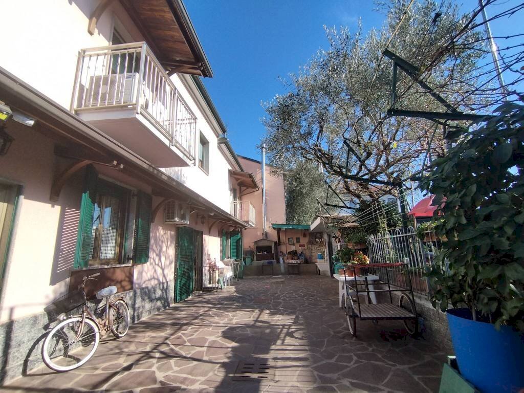 Cortile interno - Villa via Dante Alighieri, 1, Sedriano - foto 3