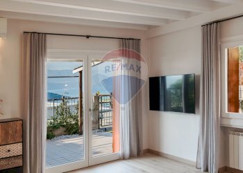 porta finestra soggiorno - Three-room apartment Traversa Prima via De Gasperi
13, Sale Marasino - photo 7