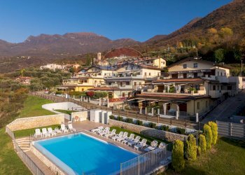 Piscina - Three-room apartment Traversa Prima via De Gasperi
13, Sale Marasino - photo 26