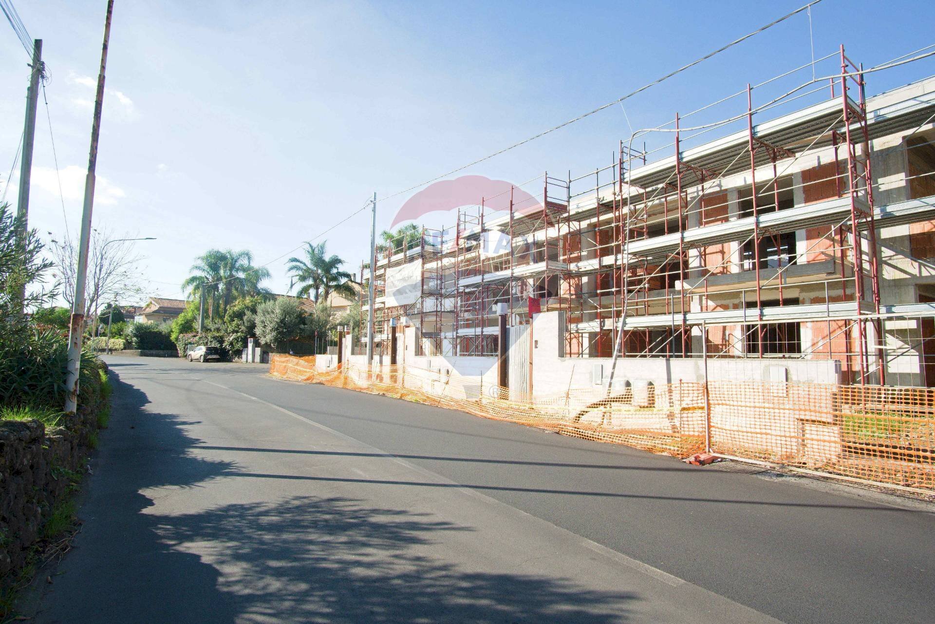 Edificio all\'aperto - Locale Commerciale Via Marchese di Casalotto, Aci Sant'Antonio - foto 2