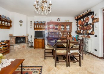 Sala da pranzo - Villa a Schiera via Cambrembolo
 
19, Valleve - foto 8