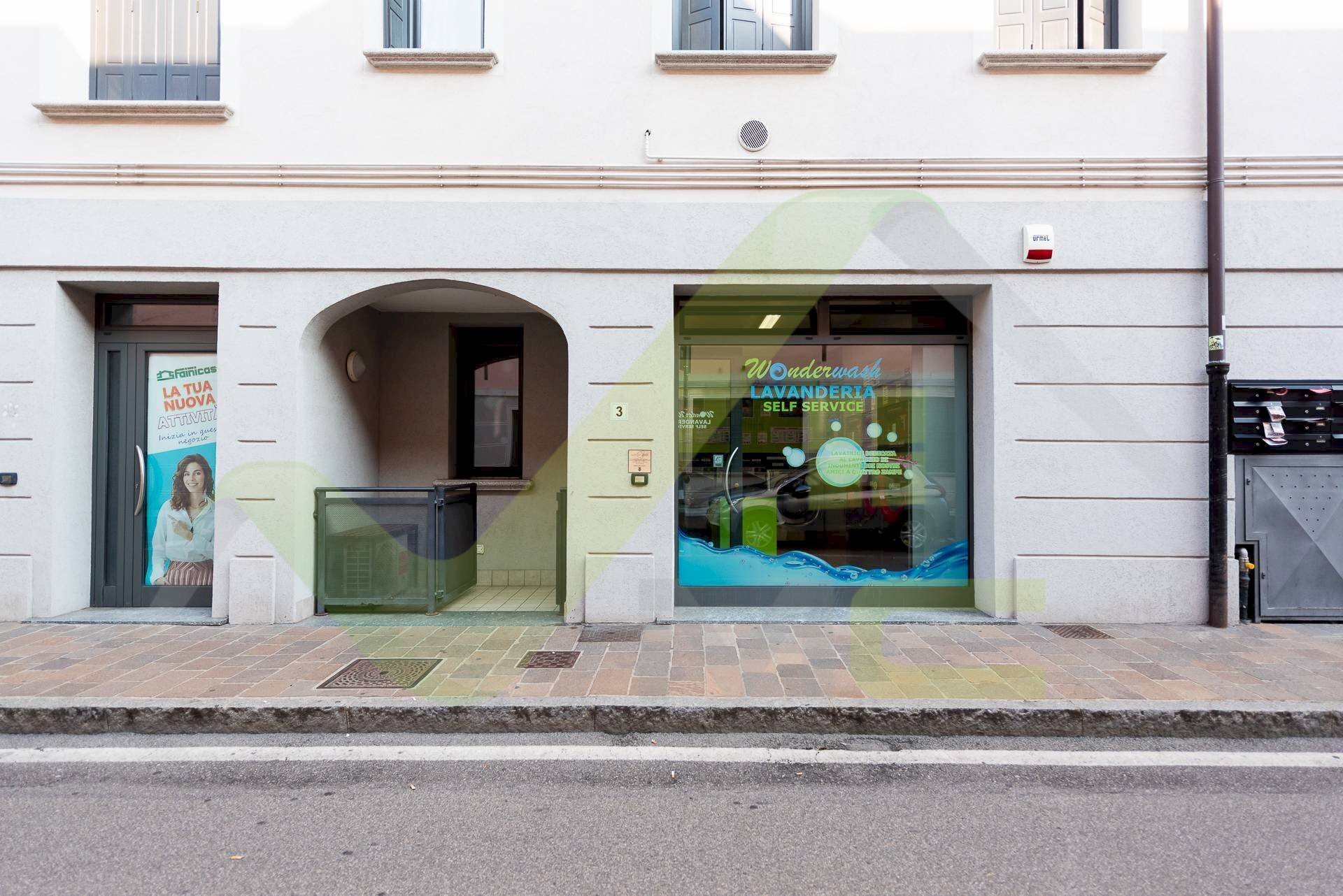 Foto 2 - Shop VIA NASSIRYA
 
3, Vignate - photo 2