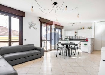 Sala da pranzo - Trilocale via Merano
 
16, Busto Arsizio - foto 4