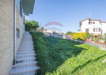 Giardino - Villa a Schiera Via Luigi Renzetti
 
snc, Chieti - foto 4