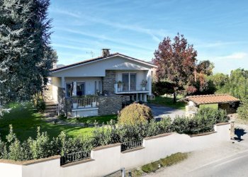 vendesi villetta indipendente con giardino capanno - Villa Via di Marlia 274, Capannori - foto 1