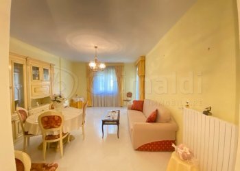 2 salone.JPG - Trilocale Giugliano in Campania - foto 2