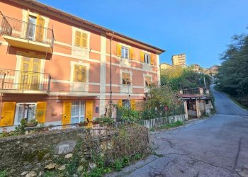 Stabile.jpg - Appartamento Via campomorone 93, Genova (zona Pontedecimo) - foto 16