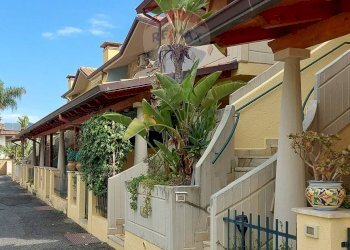 Edificio all\'aperto - Trilocale Via Gaspare Amodeo
 
94, Oliveri - foto 2