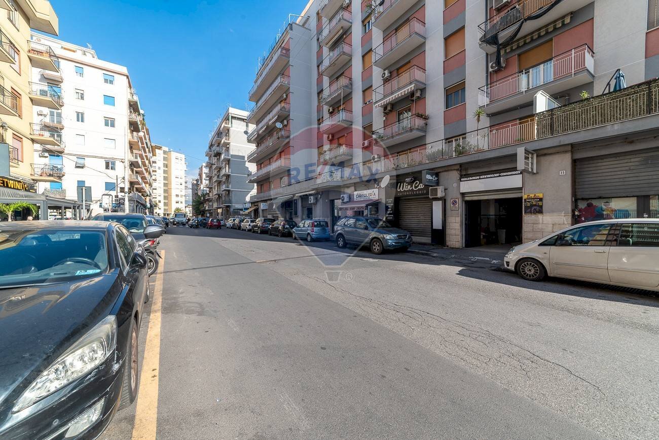 Edificio all\'aperto - Locale Commerciale Via Ammiraglio Caracciolo
 
33, Catania - foto 1