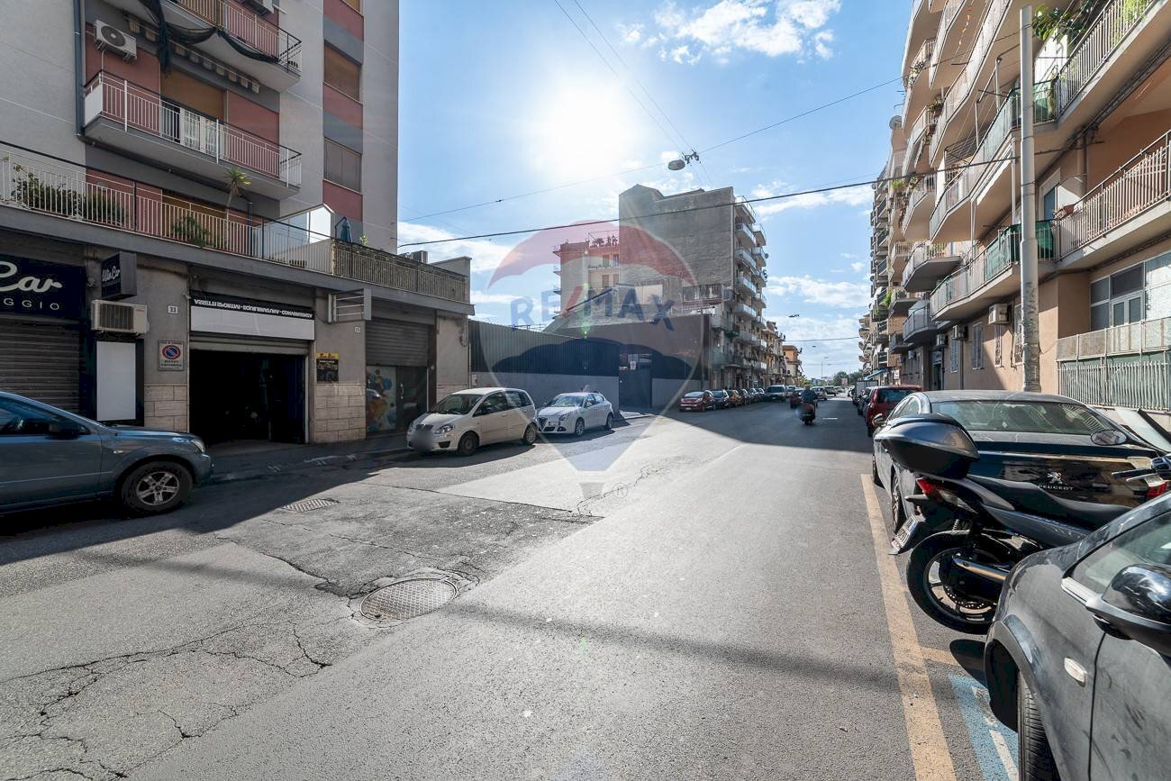 Edificio all\'aperto - Locale Commerciale Via Ammiraglio Caracciolo
 
33, Catania - foto 3