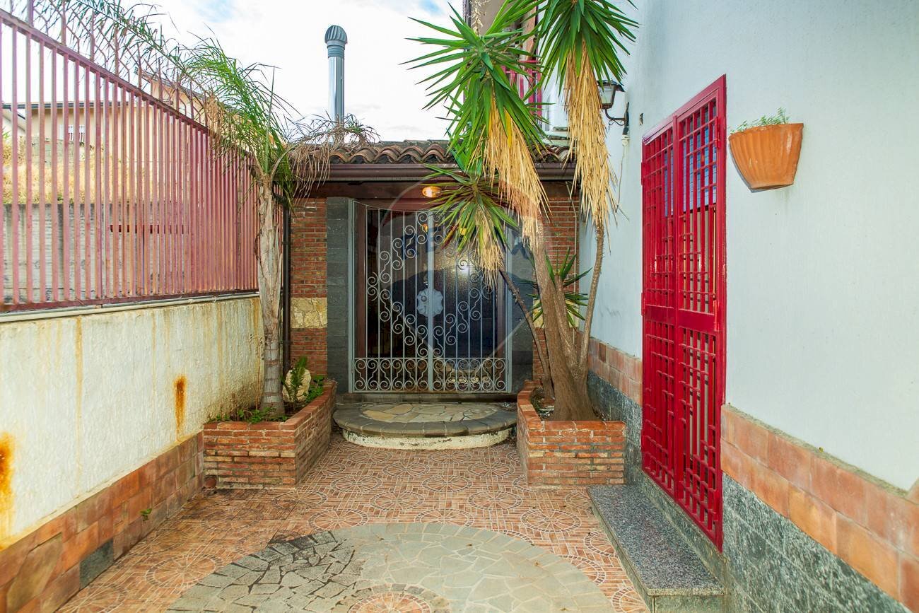 Casa all\'aperto - Casa semi indipendente Via Sardegna
 
53, Misterbianco - foto 1