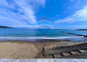 Vista dell\'acqua - Negozio Via Naxos
 
109 - 109 A, Giardini-Naxos - foto 28
