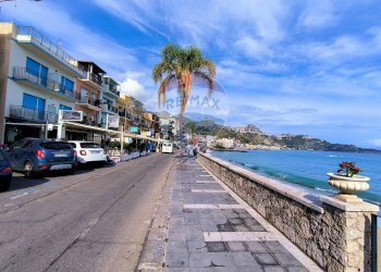 Vista dell\'acqua - Negozio Via Naxos
 
109 - 109 A, Giardini-Naxos - foto 31