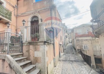 Edificio all\'aperto - Casa indipendente Via Vittorio Emanuele III
 
149, Monterosso Almo - foto 4