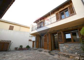 Edificio all\'aperto - Casa indipendente Vico I Dante Alighieri
 
8, Villasalto - foto 3