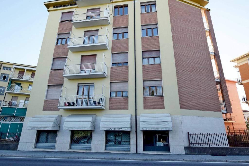 Facciata - Negozio via Ortigara, 1/b, Mondovì - foto 1