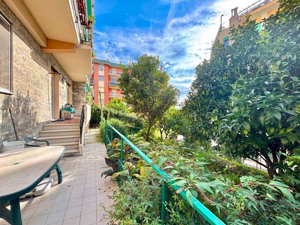 Giardino - Trilocale via Alberto Guglielmotti, Genova (zona Pegli) - foto 1
