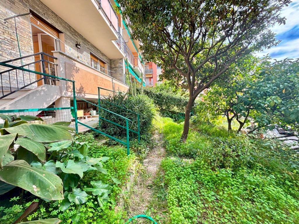 Giardino - Trilocale via Alberto Guglielmotti, Genova (zona Pegli) - foto 2