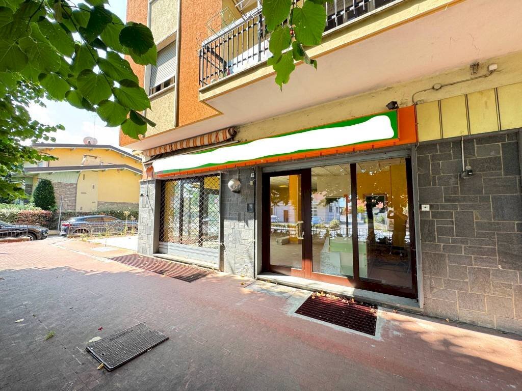 Facciata - Negozio via Cesare Battisti, 109, Caraglio - foto 2