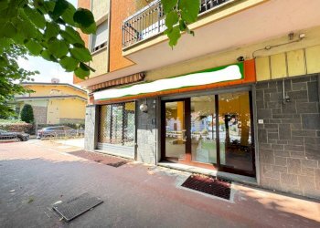 Facciata - Shop via Cesare Battisti, 109, Caraglio - photo 2