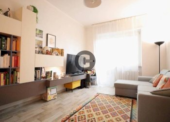 Soggiorno - Trilocale piazza Enrico Toti, 15, Torino (zona Vanchiglietta) - foto 1