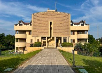 Facciata - Box via A. De Azzi Lanfranconi, 21, Bernareggio - foto 5