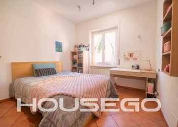 Camera da letto - Trilocale via Sant'Alberto, 34, Genova (zona Sestri Ponente) - foto 17