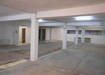 interrato.JPG - Locale Commerciale Reggio nell'Emilia - foto 4