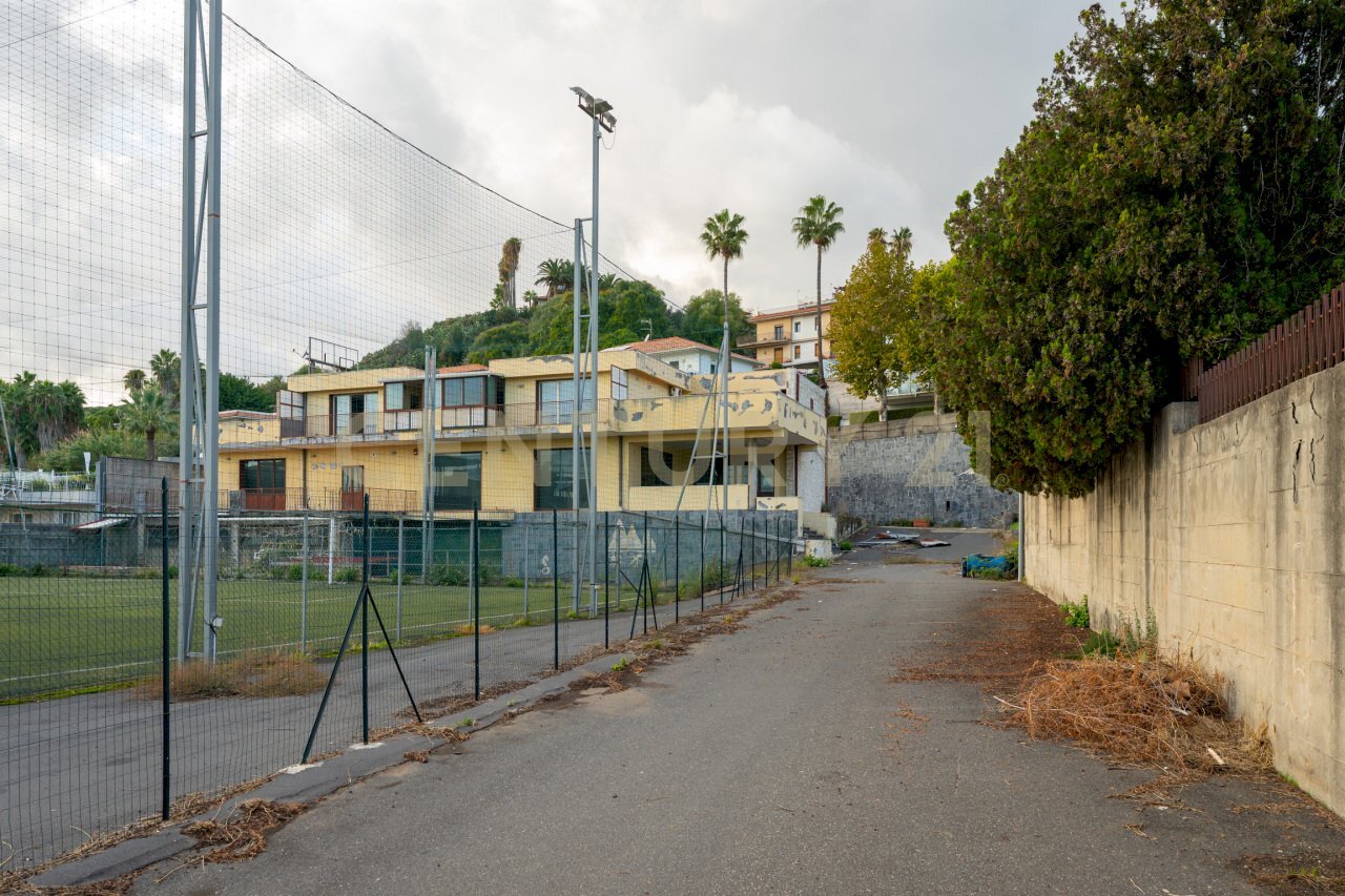 Piazza delle Scuole (2).jpg - Show room Via delle Scuole 1, Aci Castello - foto 1
