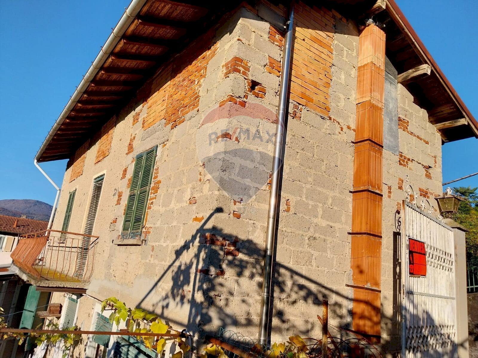 Edificio all\'aperto - Casa indipendente via La Pezza
3, Luino - foto 2