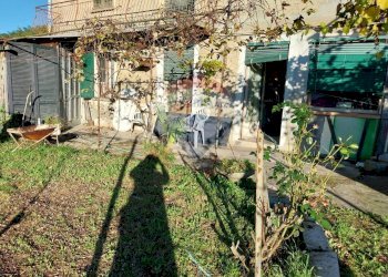 Giardino - Casa indipendente via La Pezza
 
3, Luino - foto 3