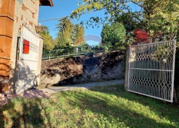 Giardino - Casa indipendente via La Pezza
 
3, Luino - foto 8